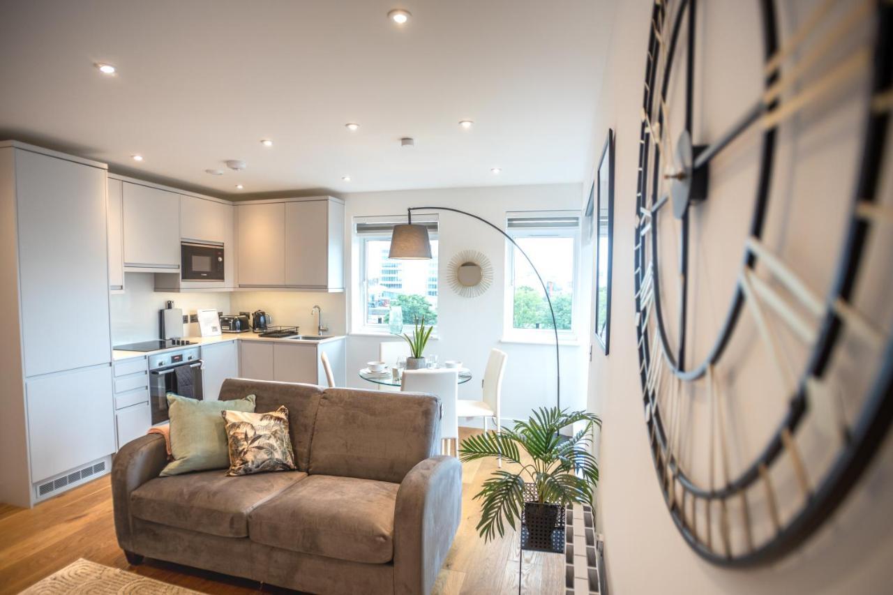 Luxe & Stylish 1 & 2 Bed Flats Near Heathrow, Legoland, & Windsor 슬라우 외부 사진