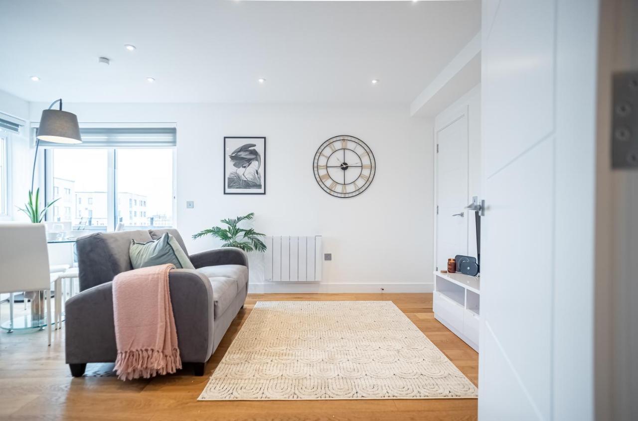 Luxe & Stylish 1 & 2 Bed Flats Near Heathrow, Legoland, & Windsor 슬라우 외부 사진
